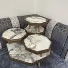 طاوله نظيفه كبيره مع اربعه خدمه