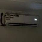 مكيف سبليت شبه جديد وكنب وفرش وطاولة تلفزيون