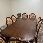 طاوله طعام مع البوفيه حقها و 4 كراسي