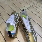 كنادر جزمه رياضيه جديده استخدمه يوم بس