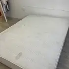 سرير مع الطارحة