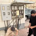 مهندس كهرباء معتمد يركب شواحن كهربائية لسيرات الكهرباء