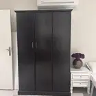 اثاث طاولة ودولاب