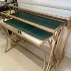 طاولة. استقبال ثلاث حبات