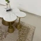 طاولاه معها اربعه خدمه