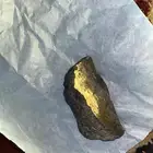 حجر نيزك لماع والشكل غريب