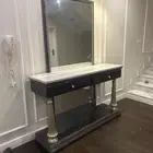 مراية ممر مع طاولة رخام ودرجين