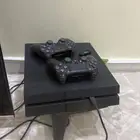 بلاستيشن فور فيه اكثر من 100 لعبه مع يدتين