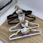 علاقات ملابس شماعات عبايات