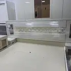 غرفة نوم مستعملة نظيفة في دواليب
