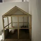 كوخ دجاج للبيع ومعه دجاج وديك