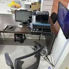مكتب ومعاه درج صغير وكبير وخمس كراسي اثنين منها متحركه