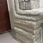 جلسة أرضية على شكل حرف مع طاولة تلفزيون