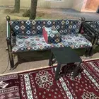 ثلاث كراسي مع ثلاث طاولات للبيع