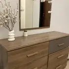 غرفة نوم سرير وكومدينتين وتسريحة