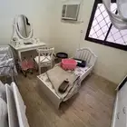 غرفة نوم اطفال سرير وطاولة وتسريحة وكرسي شبه جديدة