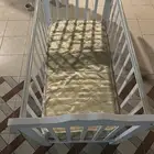 سرير أطفال مستخدم مع الإسفنج
