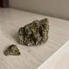 حجر يحتوي بعض البلورات الامعه