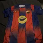تيشرتين لبرشلونة واحد مقاس L والثانيXXL نظيف توي شاريه امس