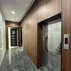 للبيع شقه تصميم مودرن بدرج داخلى للسطح قرب مطار ابها520الف