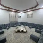مجلس مع الطاوله الارضيه مع الستارة واللوحة والموكيت