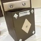 سلة زبالة مع علبة المنديل طقم بحاله ممتازة جدا  مزهرية