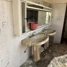 مغاسل للبيع مع ملحقاتها العدد اربع مغاسل وثلاث مرايا