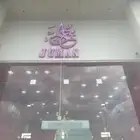 تقبيل محل حلويات
