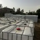 يتوفر خزانات ماء مع صنادق