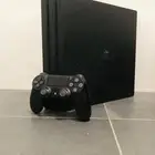 بلاي ستيشن 4 برو مع يد واحدة