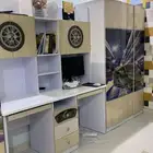 غرفة نوم اطفال سريرين نظيفة مع خزانتين ومكتب ومرايا