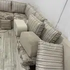 كنب مستخدم نظيف مع باركية