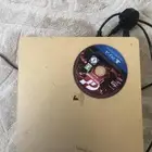 سوني 4 مع يدتها