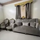 كنب خمس قطع ثلاث كبار ثلاث نفر واثنتين نفر الكنب وحده مكسور