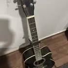 قيتار شبه جديد يحتاج له فقط أوتار