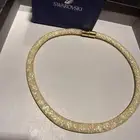 عقد من سواروفسكي مع علبته لبس مرتين او 3 مرات فقط نظيف جدا