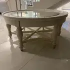 طاولة خشب بيضاء