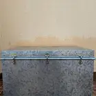 صندوق معدني قديم