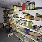 اغراض مستودع قديم للبيع