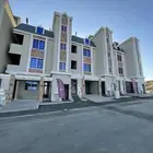 شقق ارضيه وشقق علويه بسطح خاص ومصعد جاهز بحي المعارض