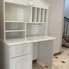 مكتب أبيض مع رفوف ودرج وخزانة
