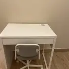 مكتب صغير مع كرسي دوار من ايكيا