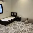 شقه عزاب فاخره شامل الأثاث والكهرباء والماء للإيجار