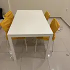 طاولة مع 4 كراسي