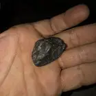 حجر نيزك100 100  في جاذبية قوية يلتصق بالمغناطيس