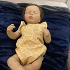 دمية سيليكون بنت مع ملابسين بدون تغليف ومرضعة ولهاية وحفاضة