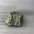 حجر قريب من عنده خلفيه فيه