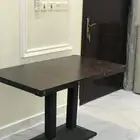طاولة خشبية