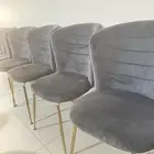 طاولات وكراسي للبيع جديدة استخدام شهرين