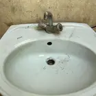 مغسلة صناعه سعودية بحالة جيده مع الخلاط